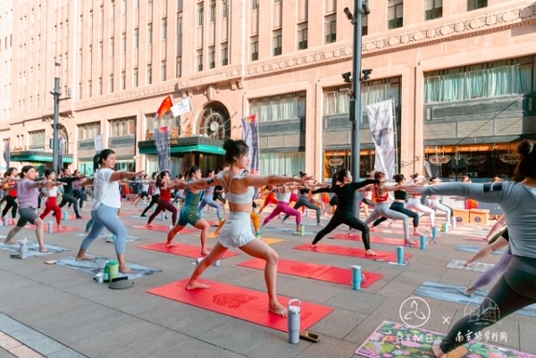 以“文旅+商业”开辟年轻消费市场上海瑜伽生活节在南京路步行街启幕(图1)